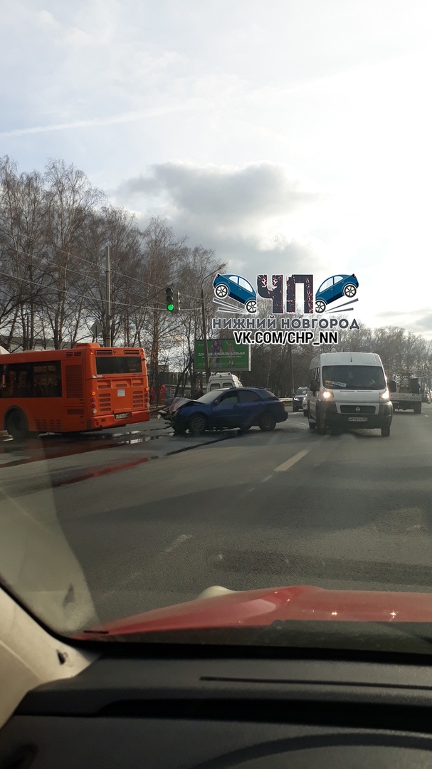Автобус столкнулся с легковушкой на проспекте Гагарина в Нижнем Новгороде