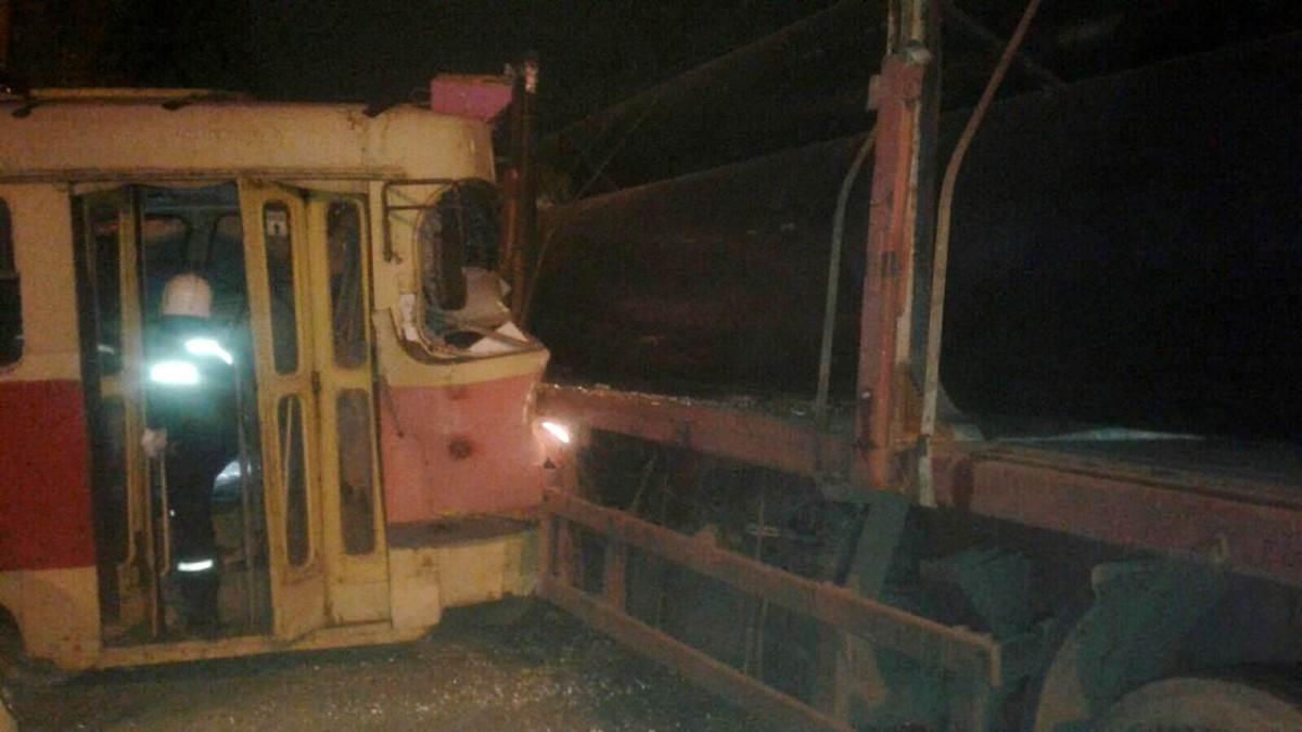 Три человека пострадали при столкновении грузовика с трамваем в Нижнем Новгороде