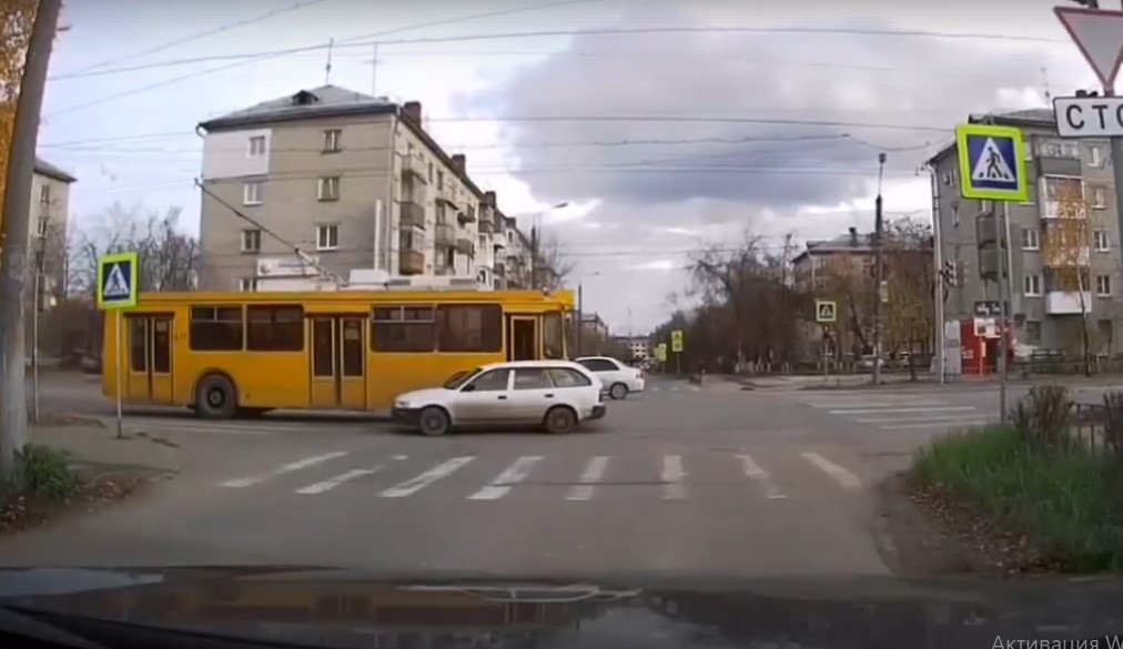 Троллейбус и две легковушки не поделили перекресток в Дзержинске