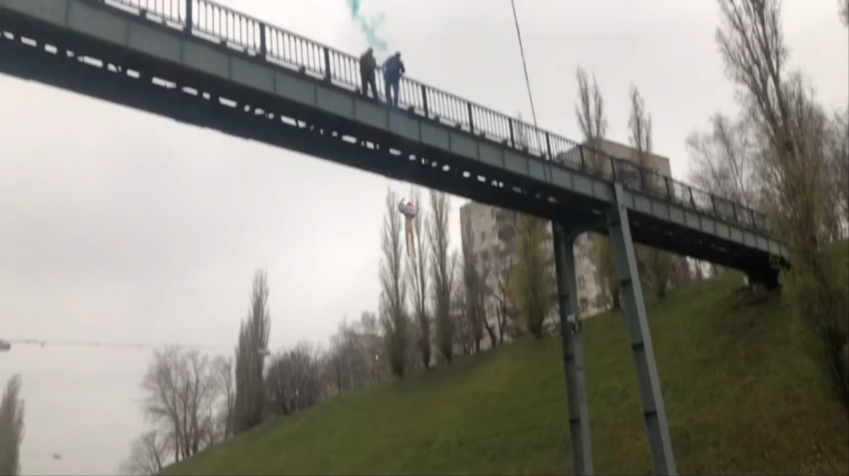 Нижегородские полицейские не увидели преступления в скидывании резиновой женщины с моста