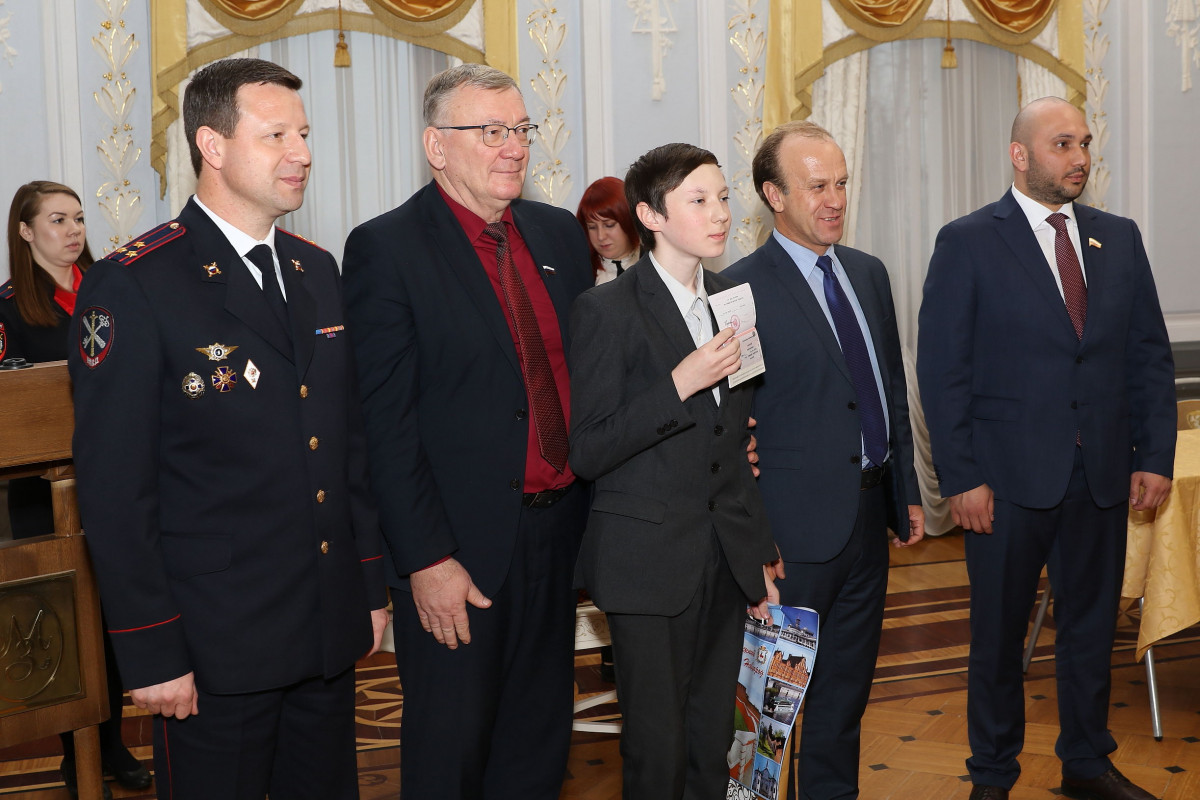 Депутаты вручили первые паспорта юным нижегородцам