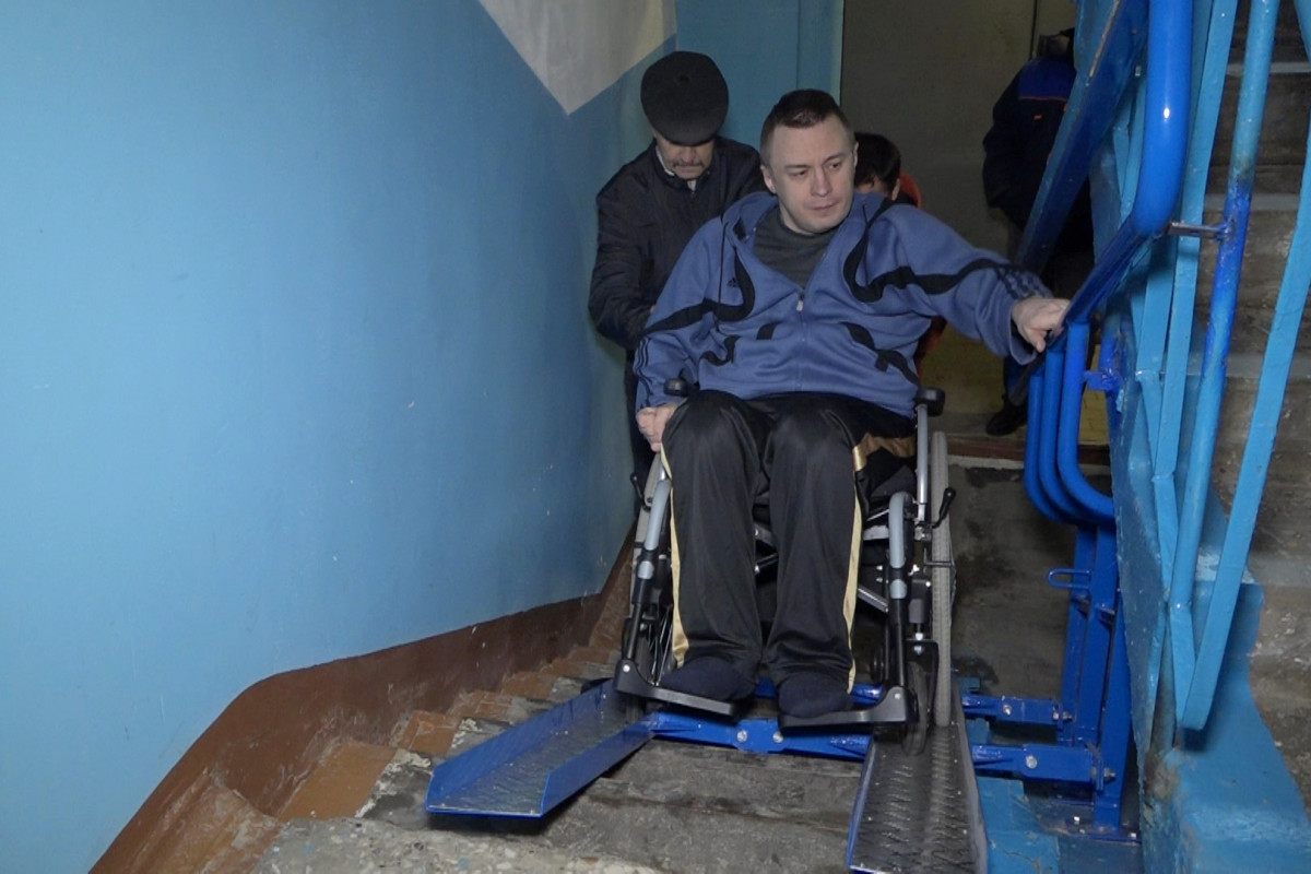 Партийцы помогли установить пандус в многоквартирном доме для инвалида-колясочника