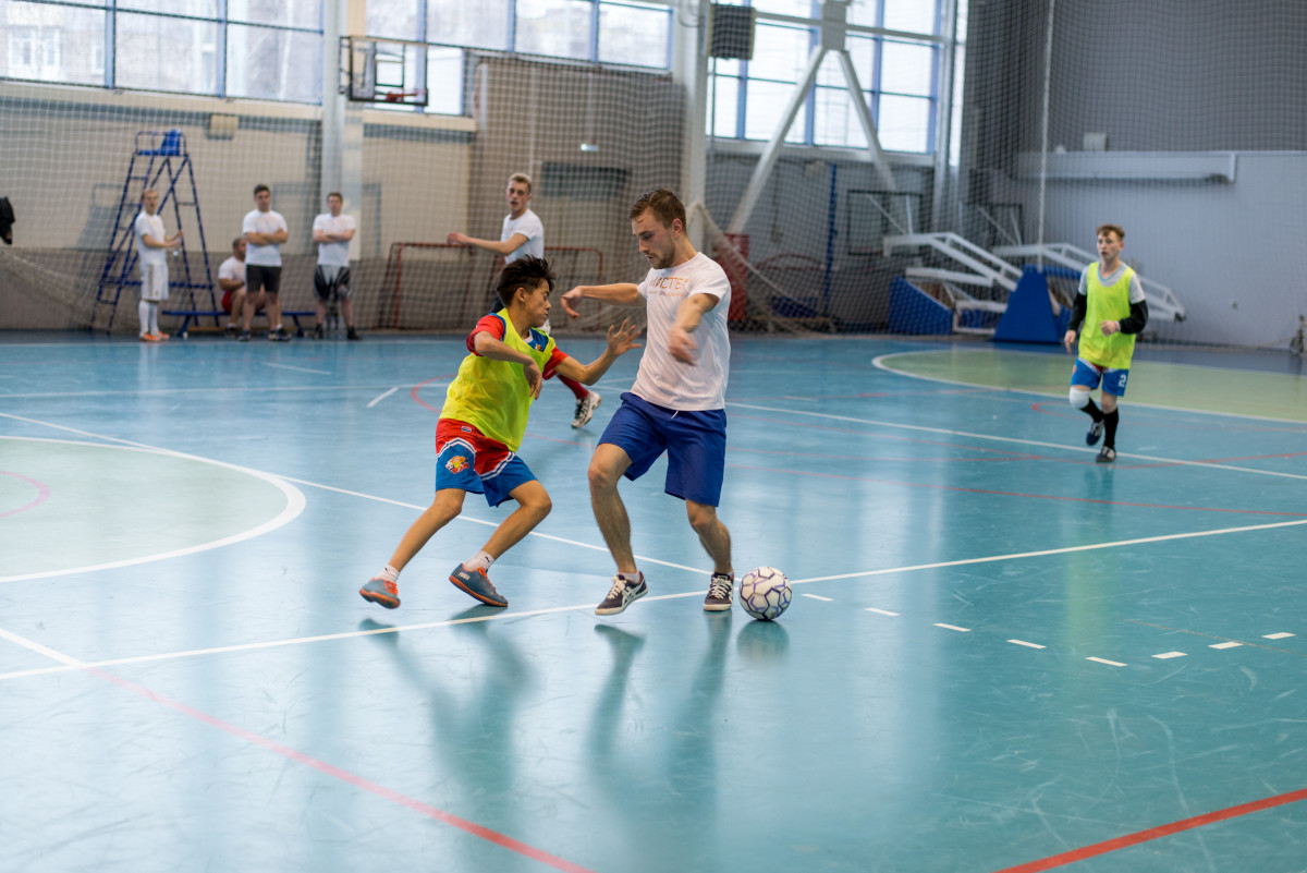 Финалисты конкурса «Мистер Нижний Новгород» сыграли в футбол с подростками из детдома