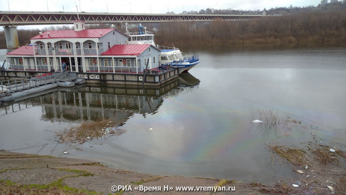 Гребнёвский канал залило топливом с затонувшего дебаркадера