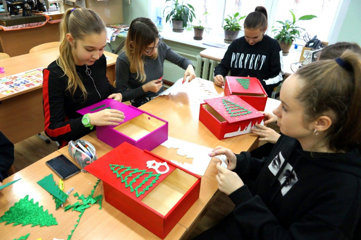 Школьники из Выксы подготовили подарки ветеранам к новогоднему балу победителей