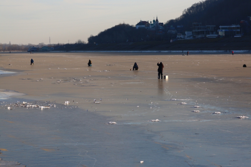 Рыбак провалился под лед в Дзержинске