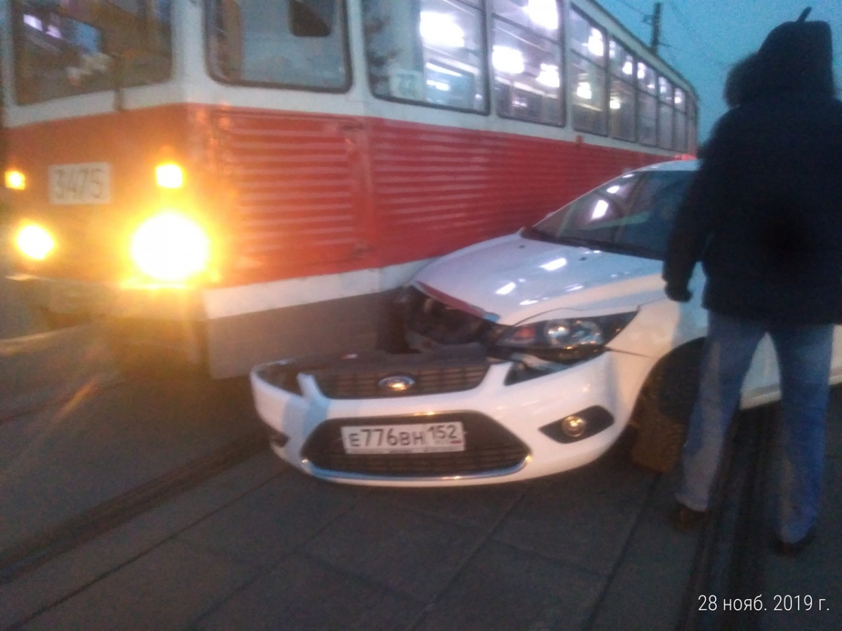 Трамвай и иномарка столкнулись у ДК ГАЗ в Автозаводском районе