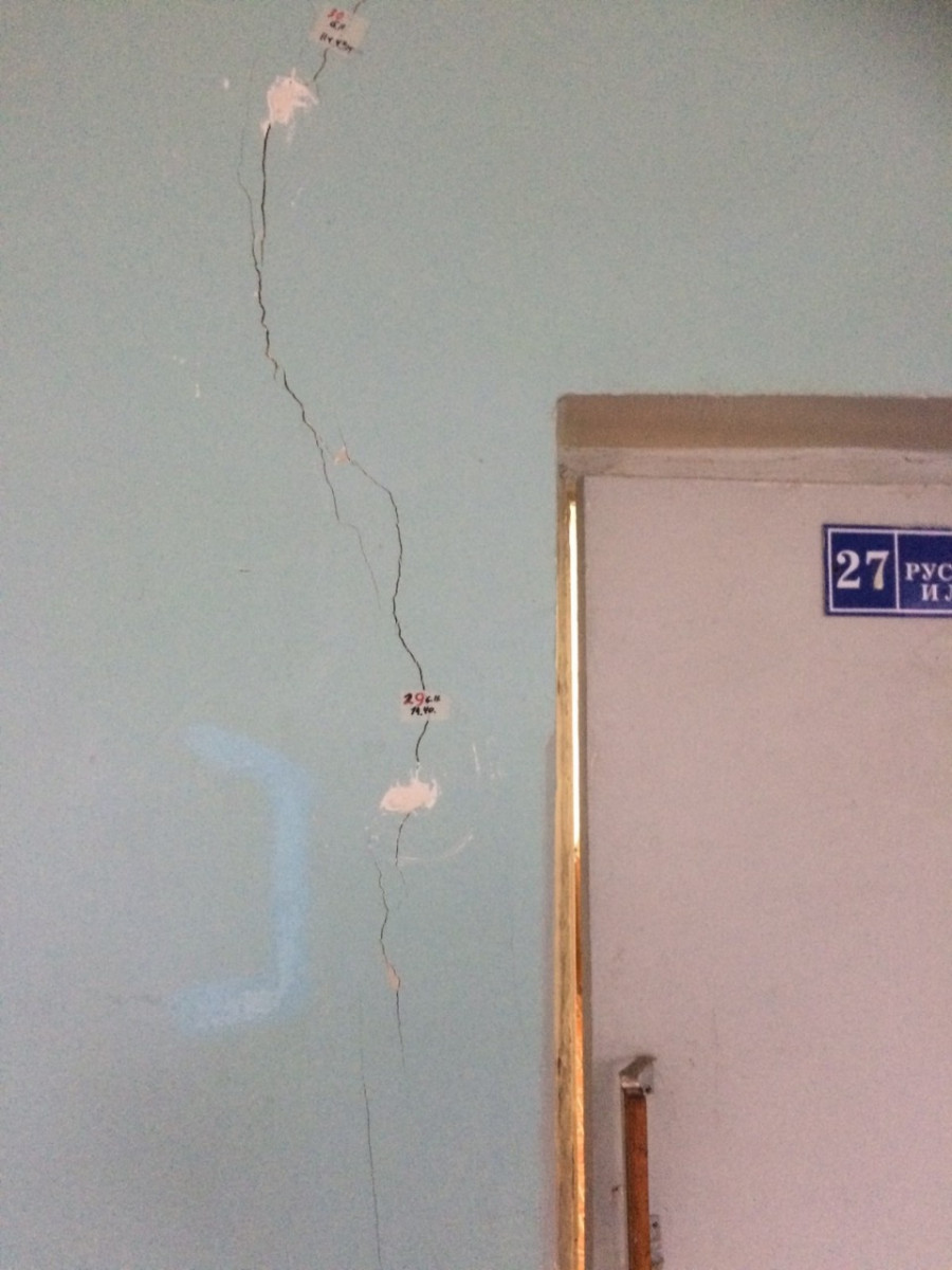 Треснувшее здание школы № 35 в Дзержинске закрыли на ремонт