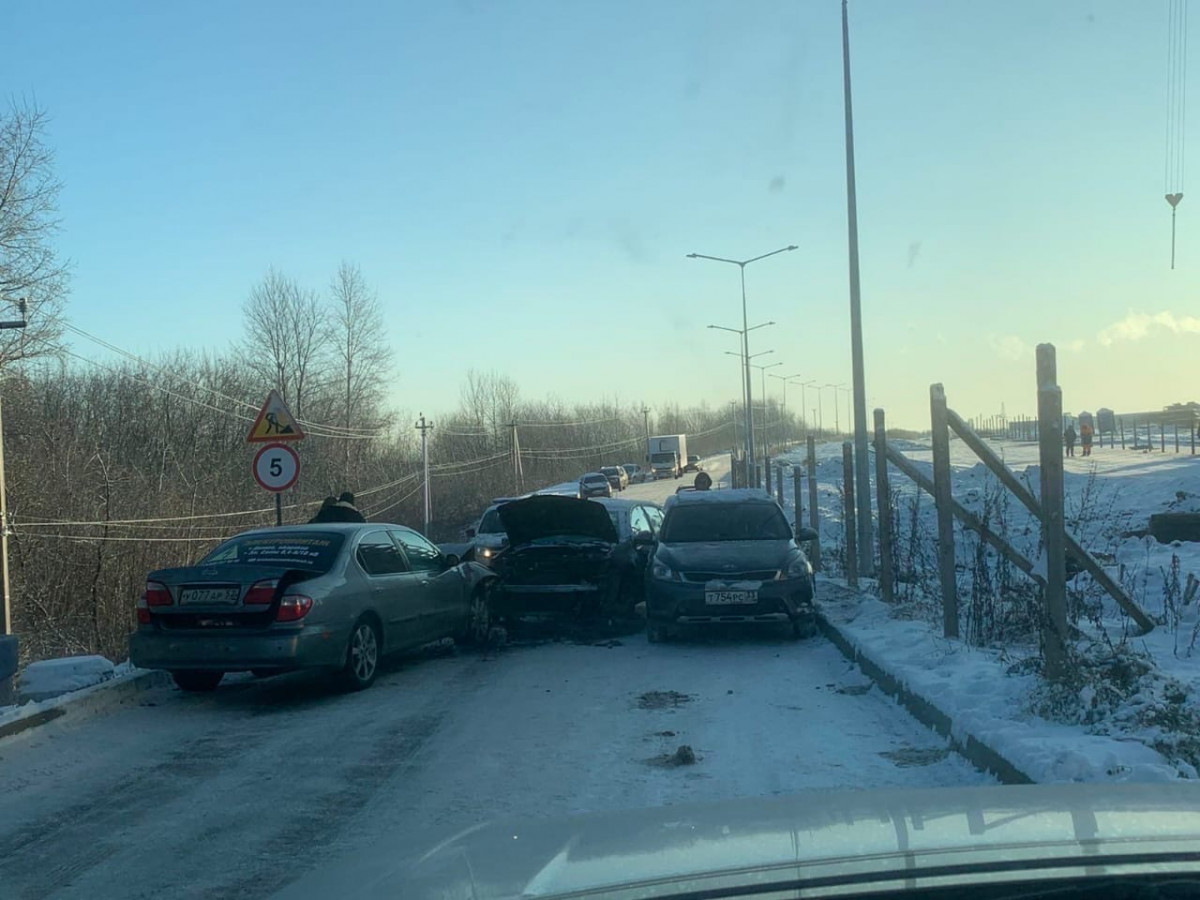 Три автомобиля столкнулись на Анкудиновском бульваре Нижнего Новгорода утром 3 декабря