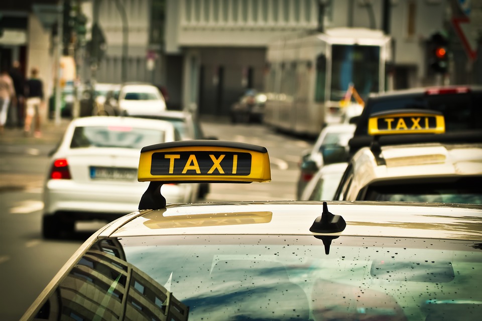 Нижегородцы жалуются на высокие цены таксистов и работу агрегаторов