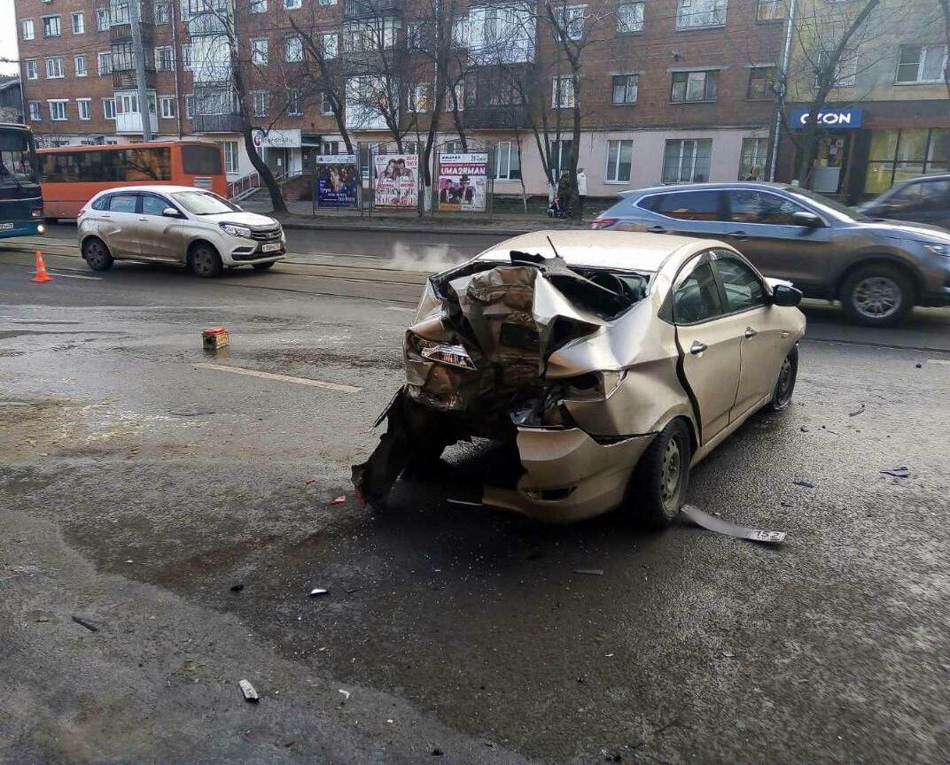 Пьяный водитель иномарки «разнес» два автомобиля на улице Бекетова