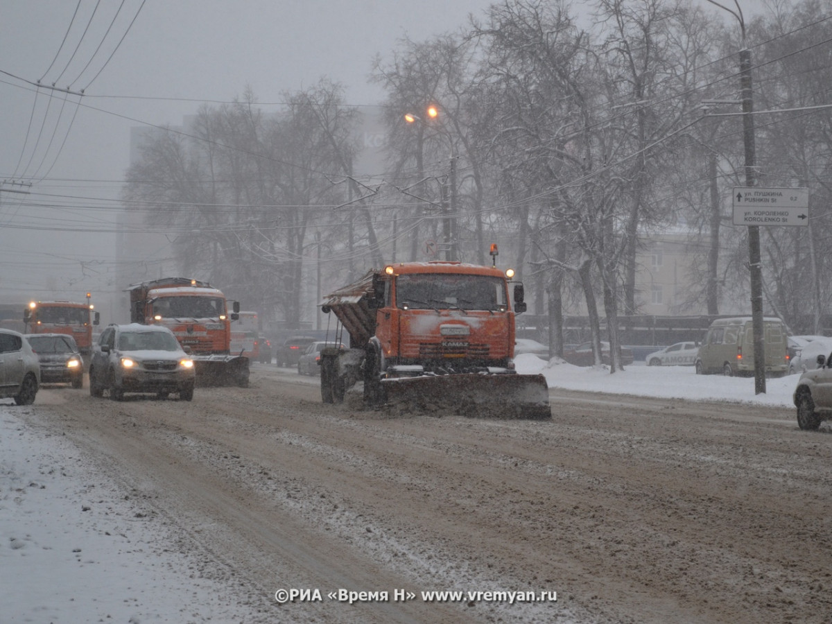 Порядка 90 комбинированных машин убирали снег на дорогах Нижнего Новгорода