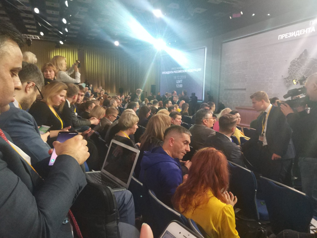 Журналисты собрались в зале