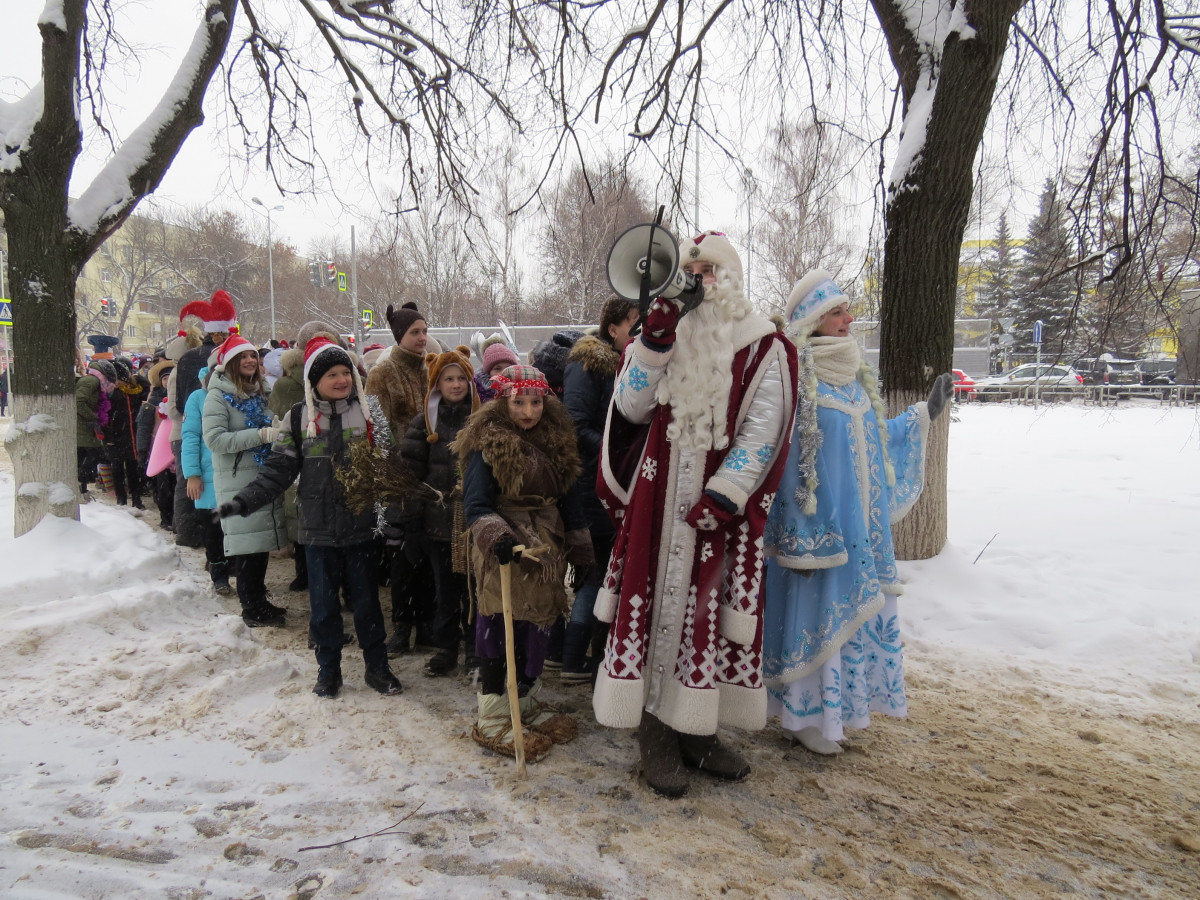 Карнавальное шествие, конкурс елок и массовый хоровод пройдут в Автозаводском районе