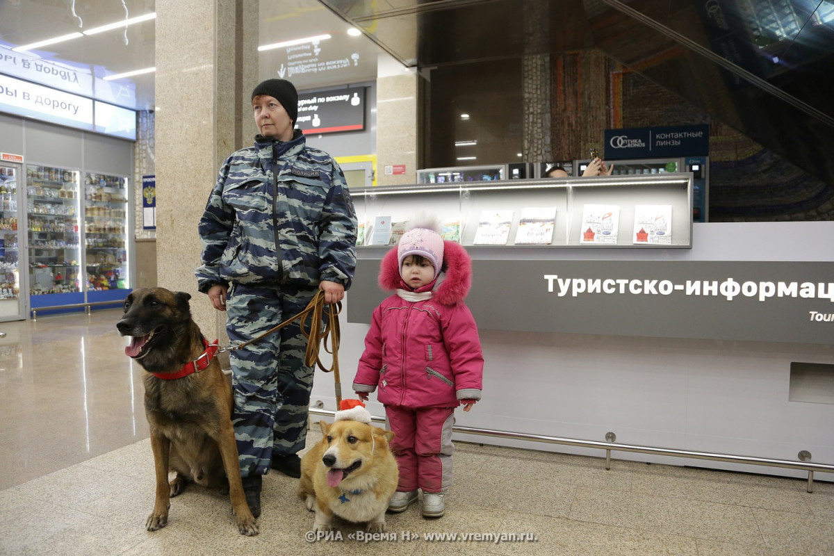 Полицейский Дед Мороз и Снегурочка создавали новогоднее настроение для пассажиров ж/д вокзала в Нижнем Новгороде