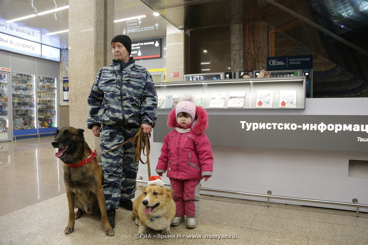 Полицейский Дед Мороз и Снегурочка создавали новогоднее настроение для пассажиров ж/д вокзала в Нижнем Новгороде