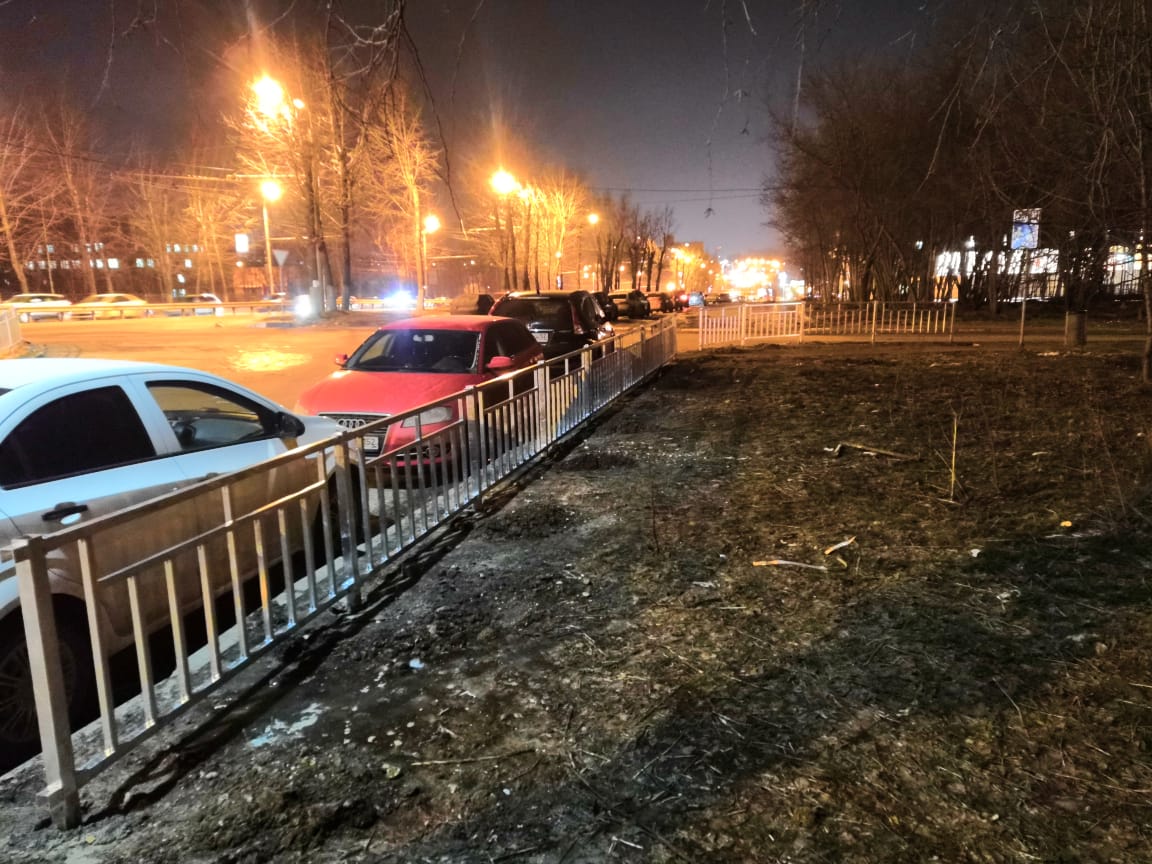 Газон на улице Ванеева в Советском районе защитили от парковщиков при помощи ограждений