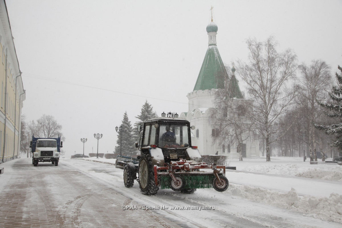 Около 300 снегоуборочных машин убирают дороги Нижнего Новгорода