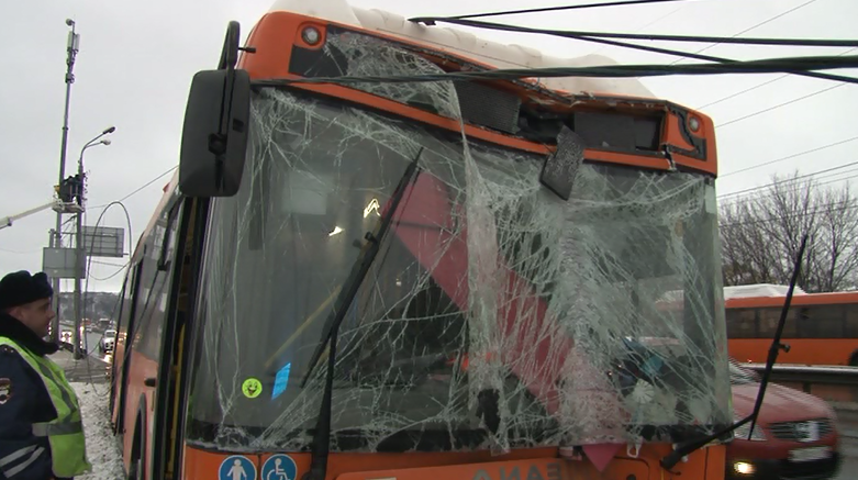 Водитель автобуса погиб, врезавшись в столб в Нижнем Новгороде