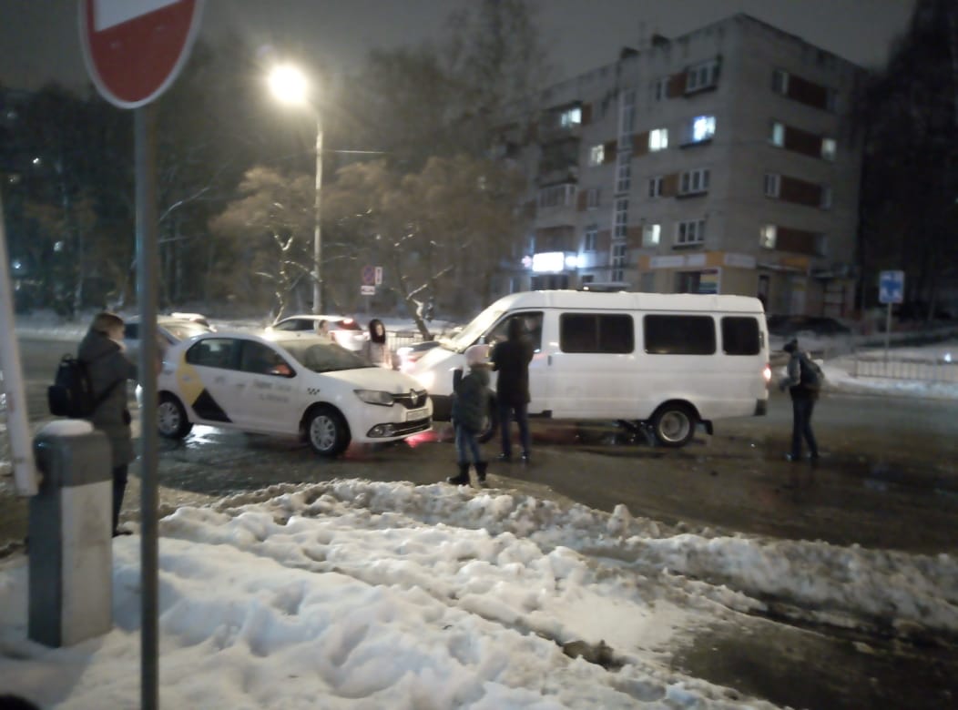 Такси столкнулось с микроавтобусом в Нижнем Новгороде