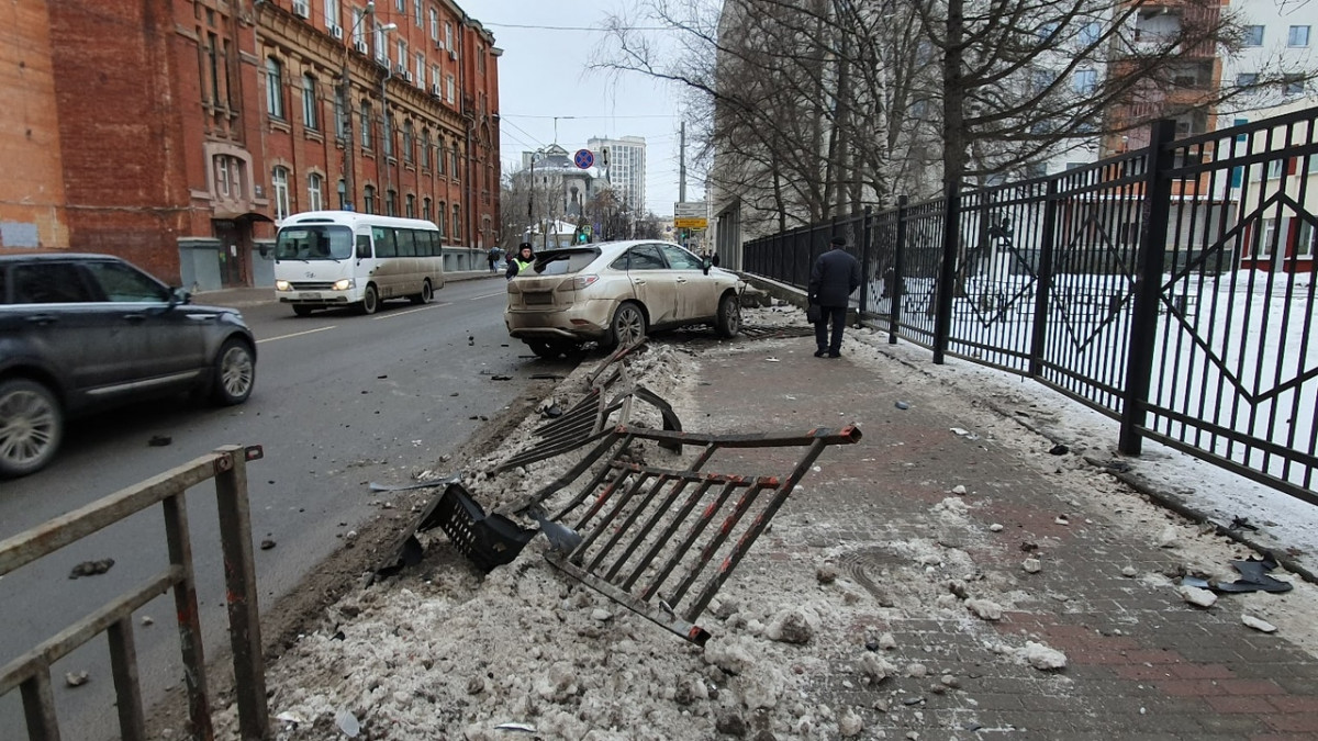 Внедорожник вылетел на тротуар рядом с лицеем № 40 в Нижнем Новгороде