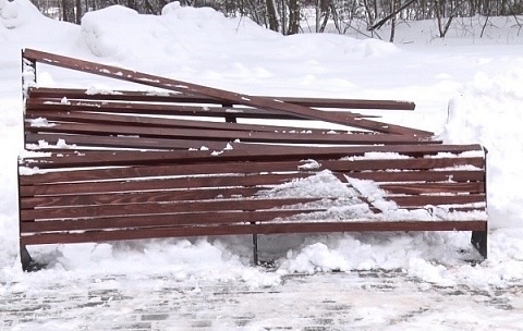 Вандалы изуродовали скамейки в дзержинском парке «Утиное озеро»