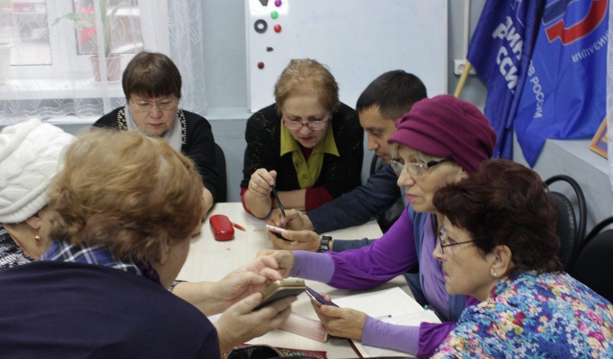 Волонтеры «Единой России» проводят уроки компьютерной грамотности для пенсионеров