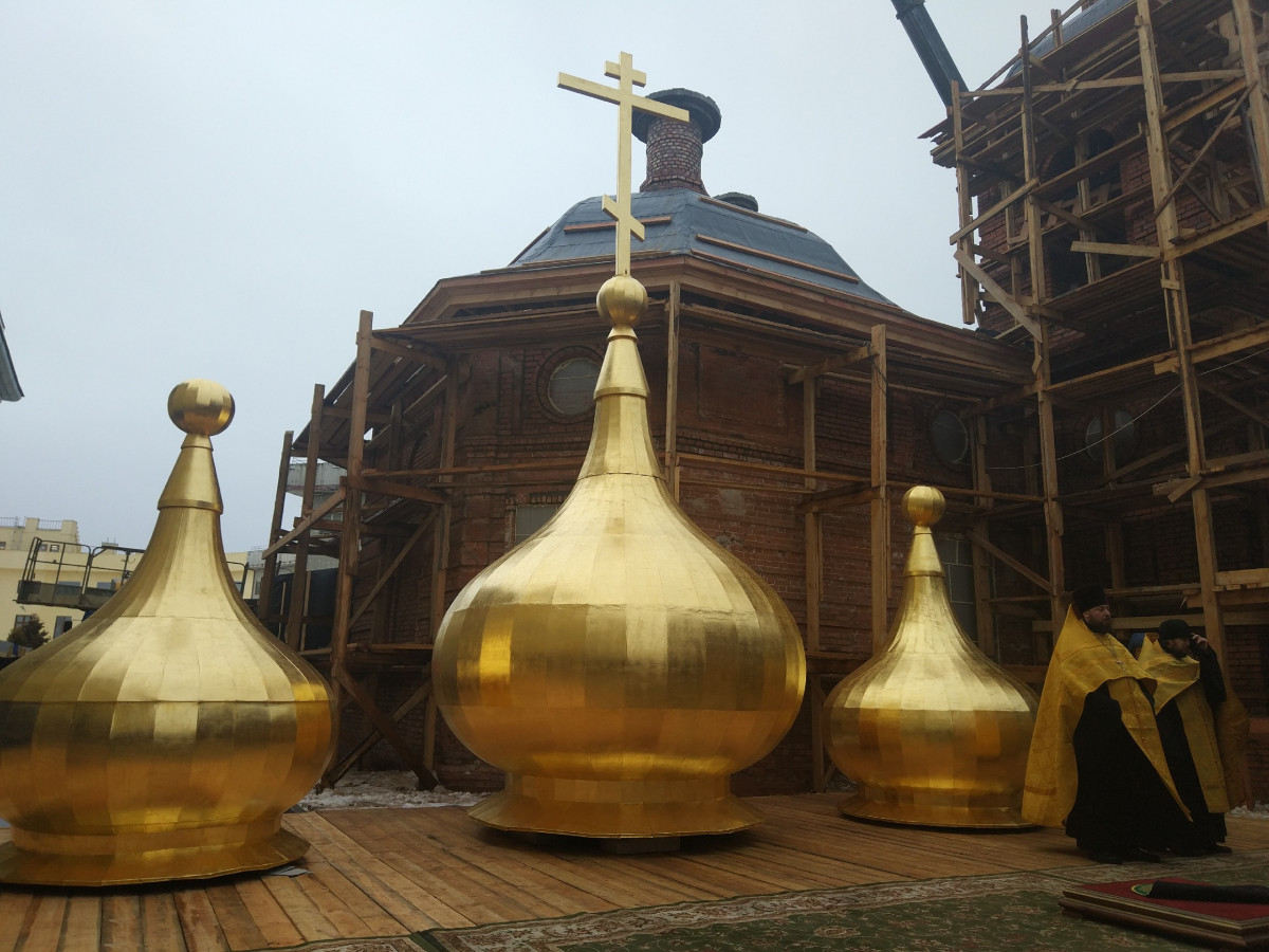 Купола и кресты храма в честь Николая Чудотворца освятили в Нижнем Новгороде