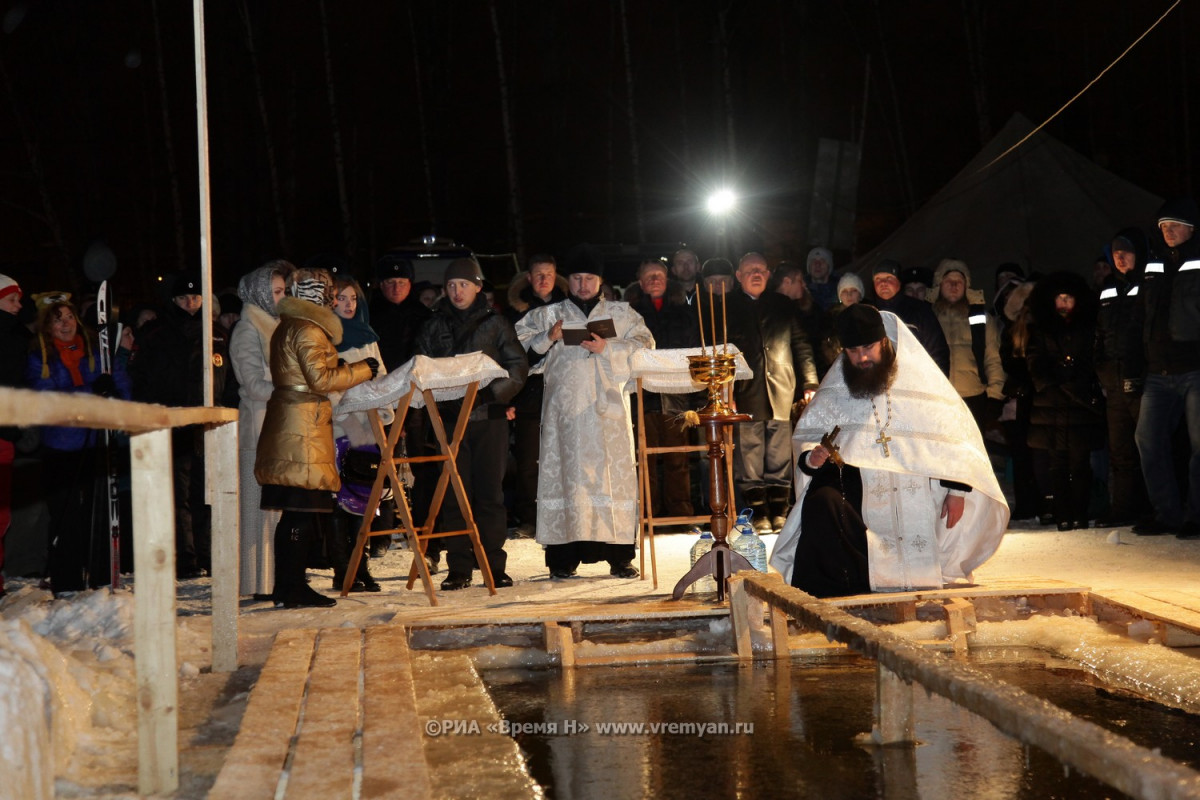 Тысячи нижегородцев собрались у крещенских купелей этим вечером