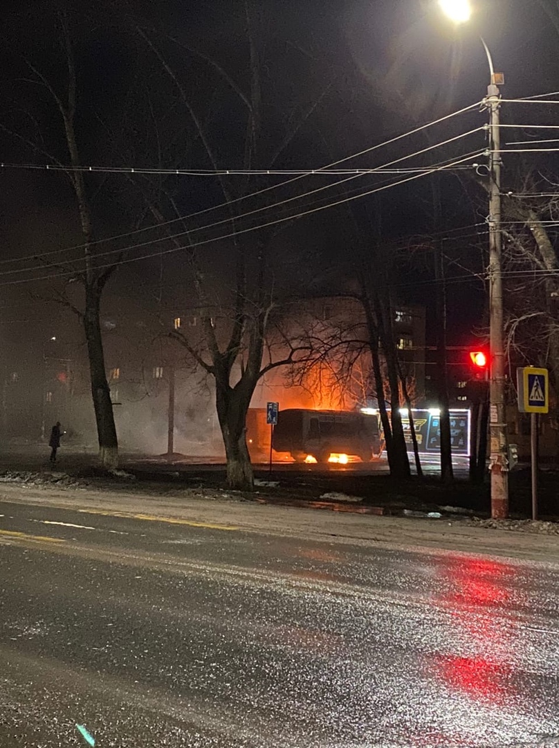 Два автобуса подожгли в Заволжье поздно вечером