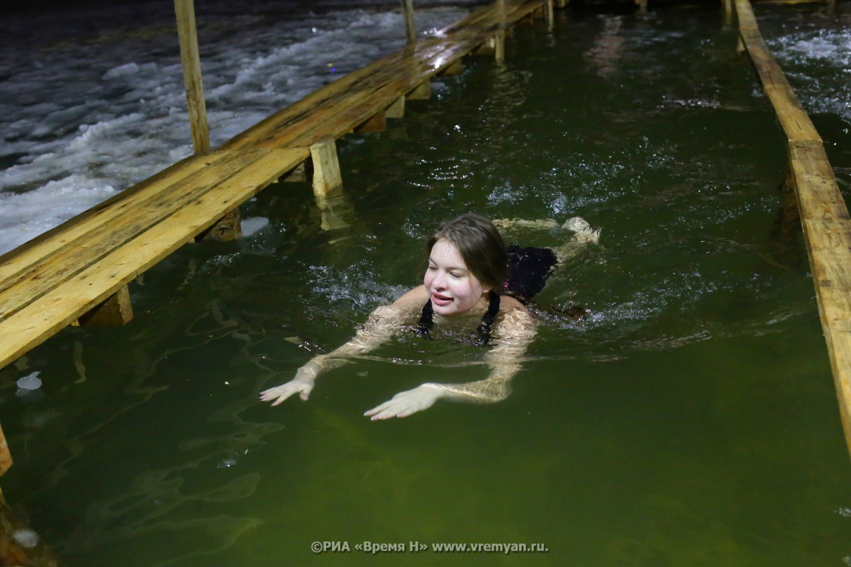Появились фотографии с купаний нижегородцев на Крещение