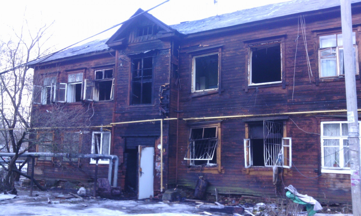 Двухэтажный дом горел на улице Энтузиастов в Нижнем Новгороде