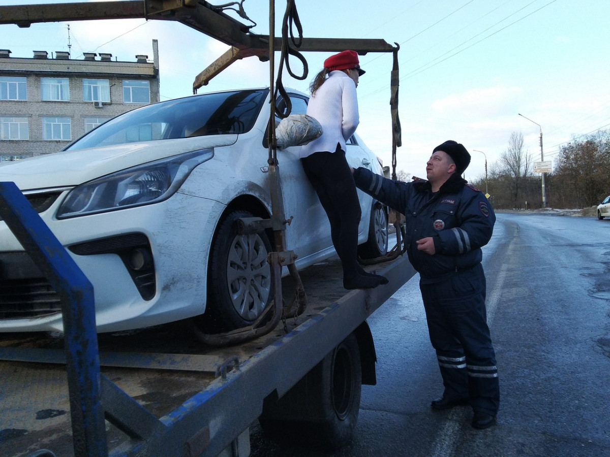 Автоледи без верхней одежды запрыгнула на эвакуатор в Дзержинске