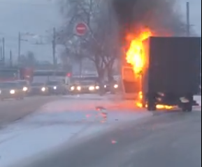 «ГАЗель» сгорела на трассе рядом с метро «Бурнаковская» днем 23 января