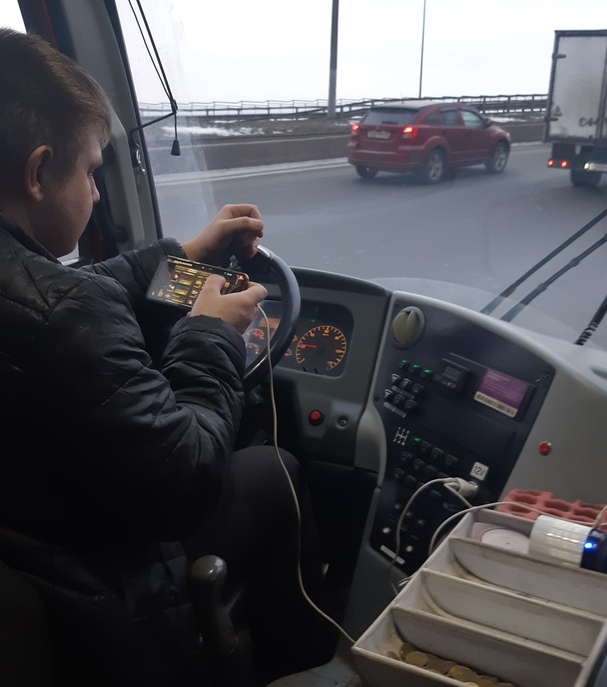 Водитель нижегородской маршрутки играл в смартфон за рулем