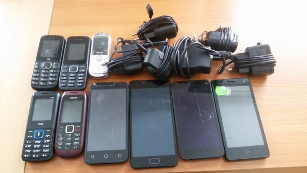 Мобильные телефоны и зарядники попытались перебросить в ИК-20