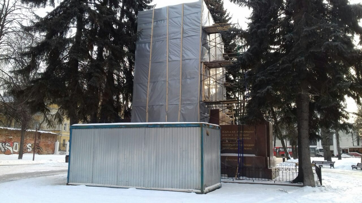 Монумент на площади Свободы закрыли брезентом
