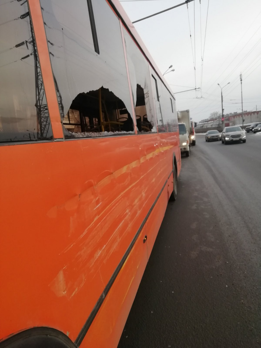 Автобус №66 и грузовик столкнулись на улице Акимова в Нижнем Новгороде
