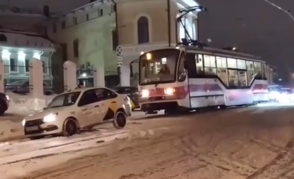 Трамвай вытащил легковушку из сугроба в Нижнем Новгороде