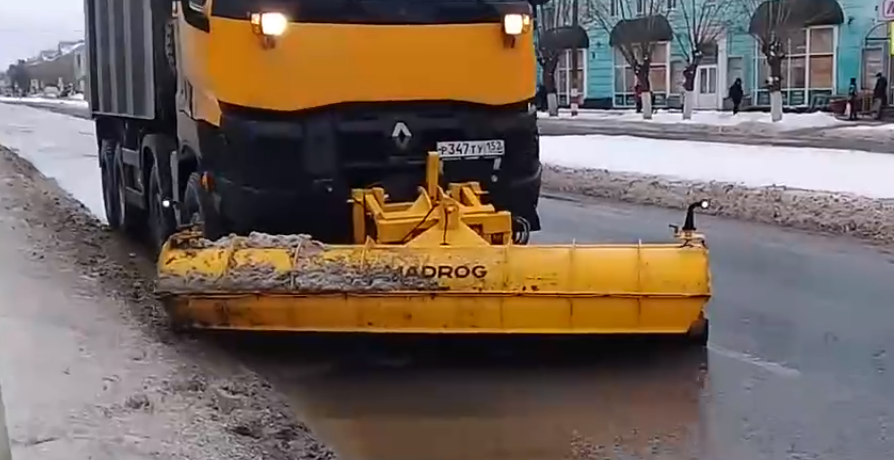 Дзержинские дорожники вышли на борьбу с воображаемым снегом