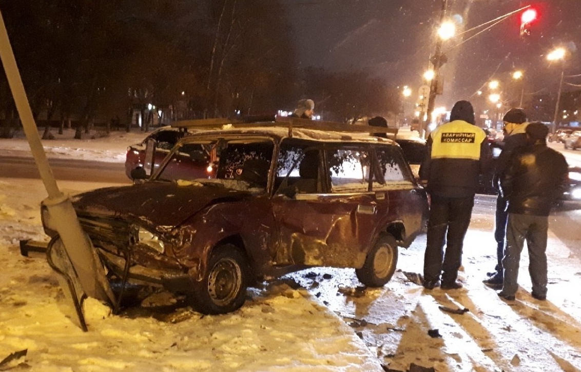 Автомобиль загорелся прямо на дороге в Автозаводском районе