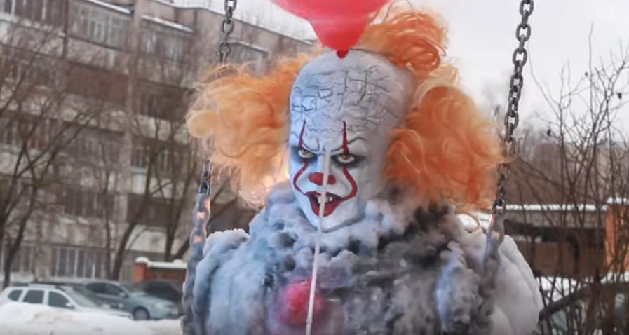Злой клоун Пеннивайз «поселился» на одной из детских площадок в Сарове