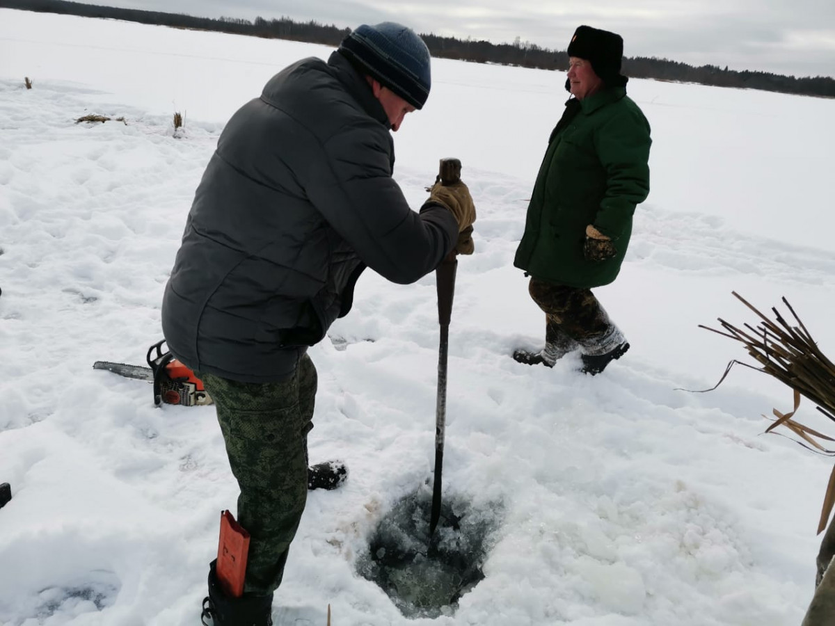 Нижегородские егеря делают проруби во льду, чтобы спасти рыбу от замора