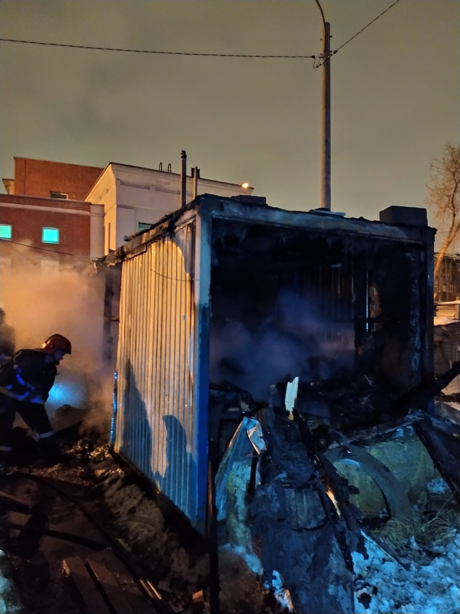 Мужчина погиб на пожаре в строительной бытовке в Нижнем Новгороде