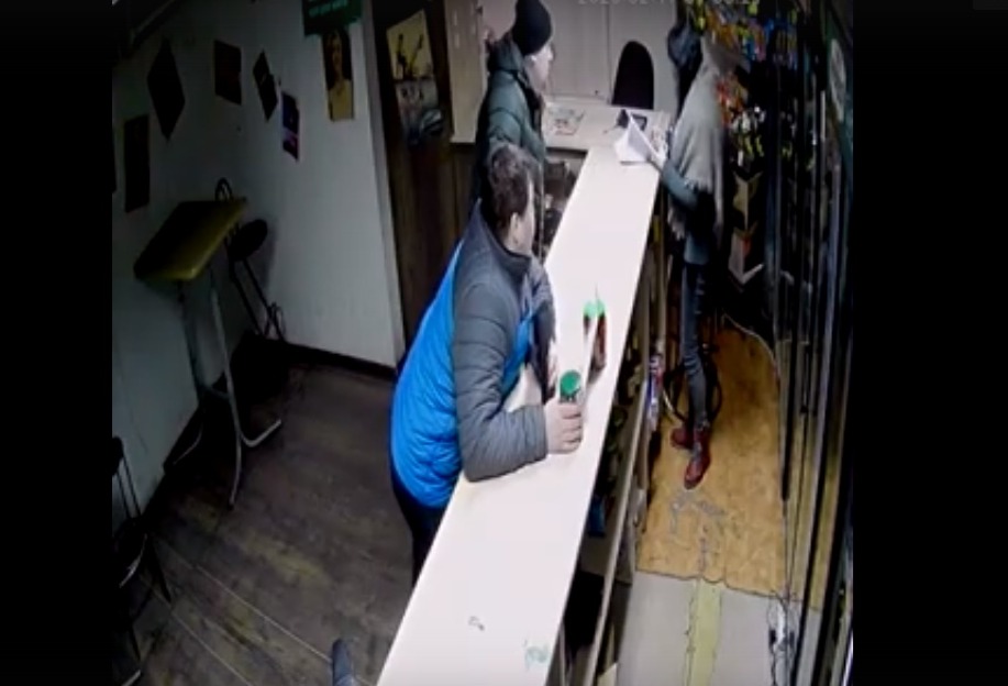 ВИДЕО: мужчина нагло своровал огурцы в баре Дзержинска