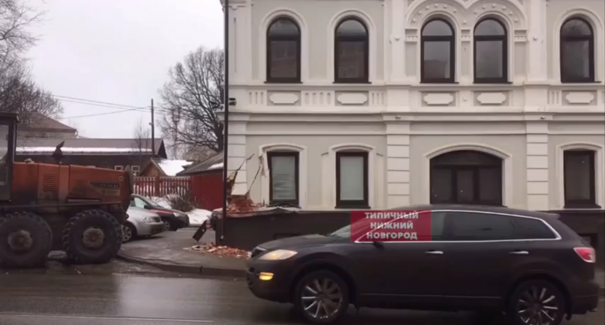 Грейдер снес угол исторического здания на Ильинской в Нижнем Новгороде