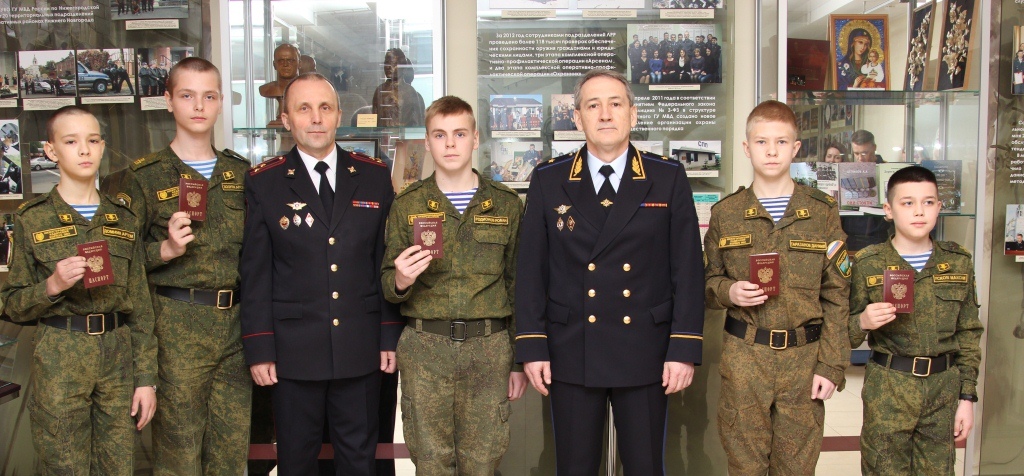 Нижегородские полицейские вручили паспорта 14-летним кадетам