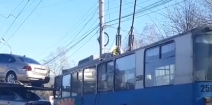 Крупная пробка образовалась на Московском шоссе из-за столкновения автовоза и троллейбуса