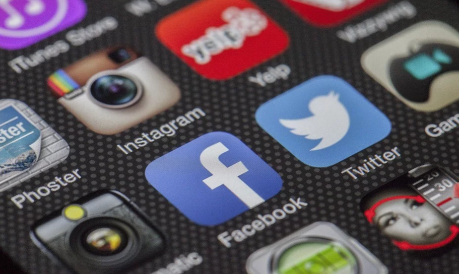 Более половины россиян признались, что тратят много времени на соцсети
