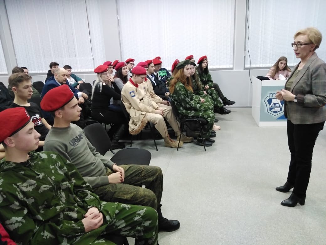 Наталья Назарова встретилась с активистами «Юнармии»